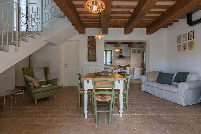 Villa Petra - Wohnzimmer mit Couch und Tisch mit Stühlen
