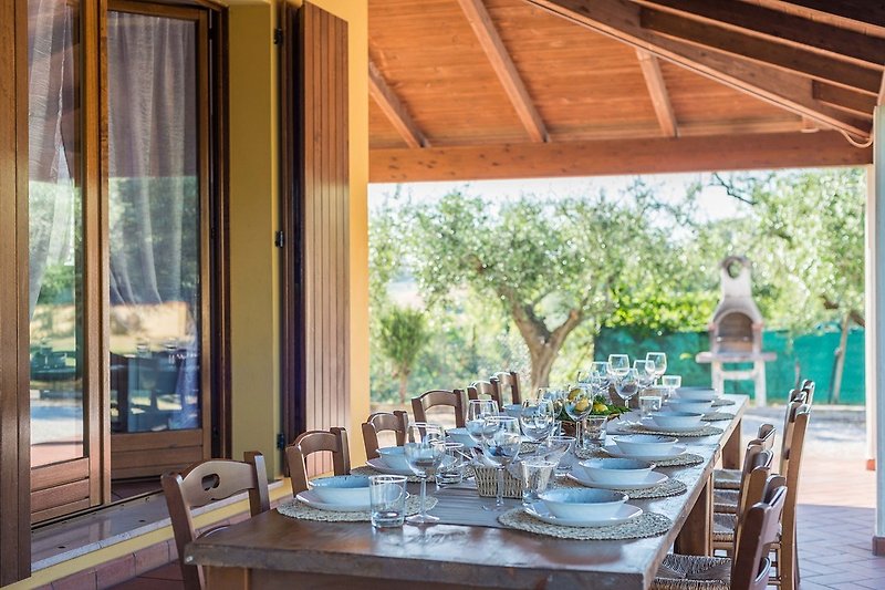 Villa Candelara - Veranda mit Tisch für Essen im Freien