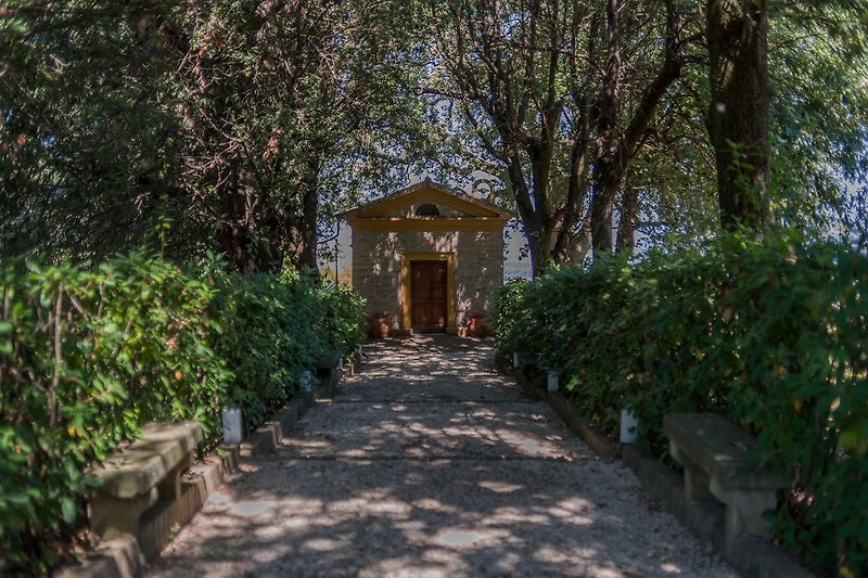 Villa Nina – Kleine historische Kapelle, umgeben von jahrhundertealten Bäumen