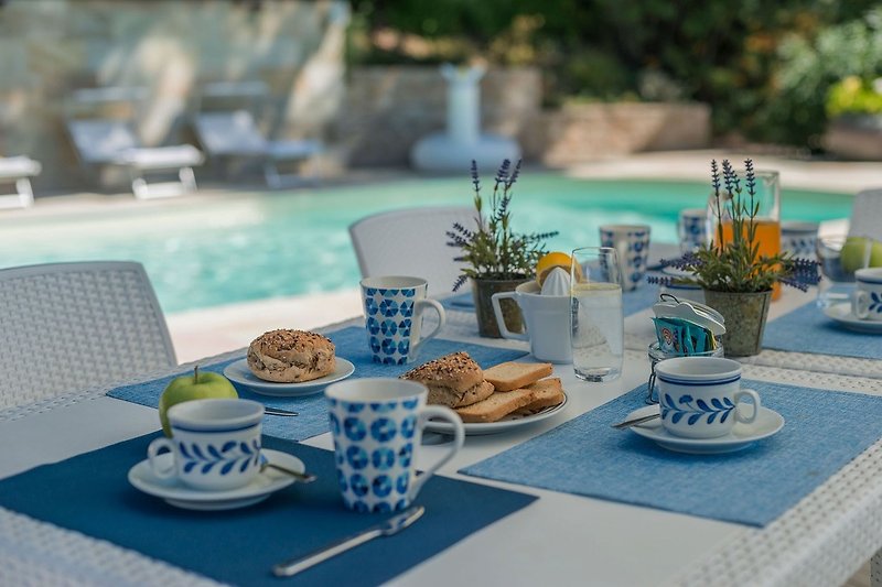 Villa Panorama - Outdoor table to enjoy breakfast
