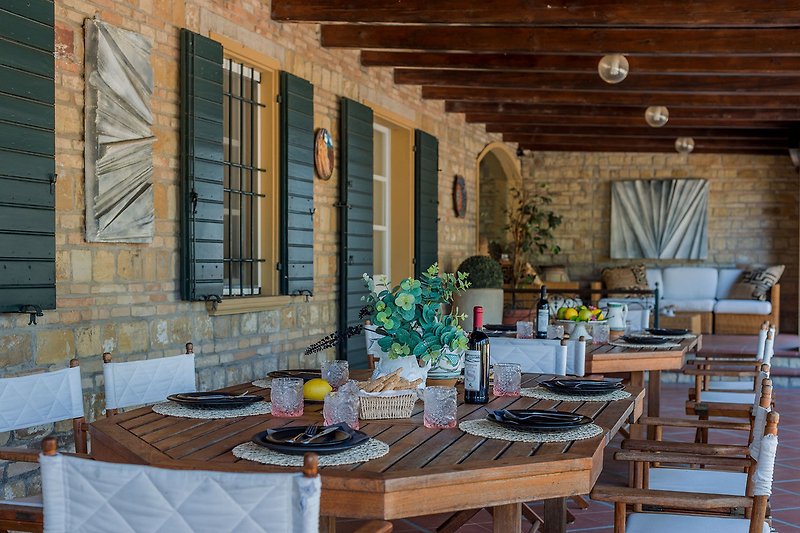 Villa Nina – Veranda für Mahlzeiten im Freien