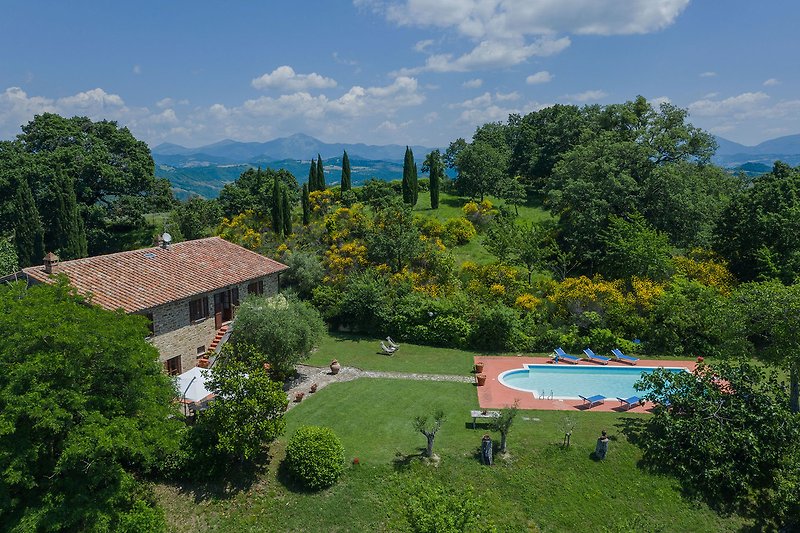 Villa Petroia - Wide property in the countryside of Umbria Region