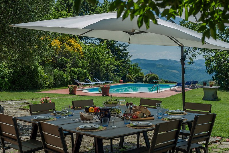 Villa Petroia – Tisch im Freien für Mahlzeiten im Freien