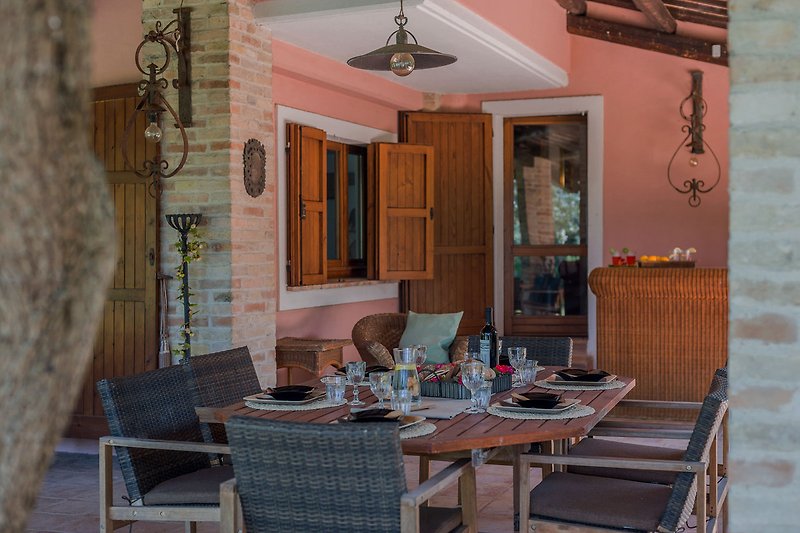 Villa Lucia – Tisch im Freien zum Genießen von Mittag- und Abendessen