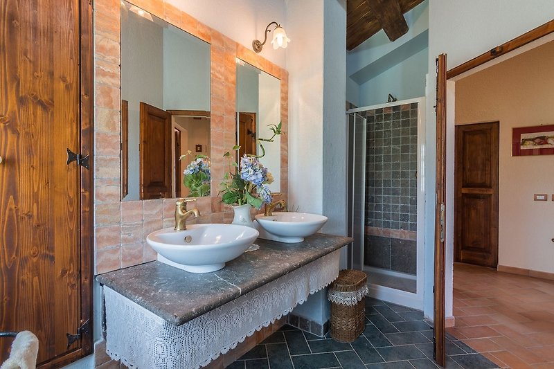 Villa Doriana - bathroom with tub