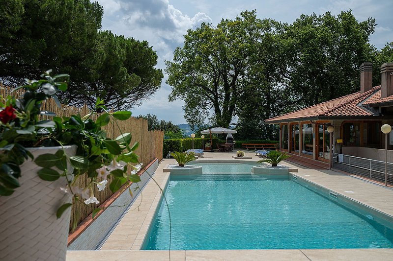 Villa Micol – Pool und Essbereich mit gemauertem Grill