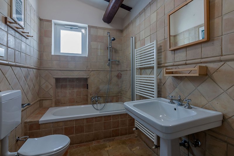 Villa Mariana – Bathroom with bath