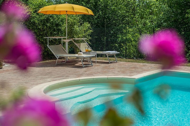 Villa Design - Schwimmbad mit Liegestühlen und Sonnenschirmen