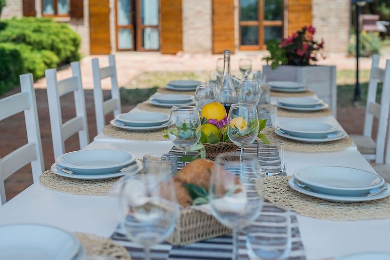 Villa Monica - Spazi esterni attrezzati per mangiare insieme all'aperto