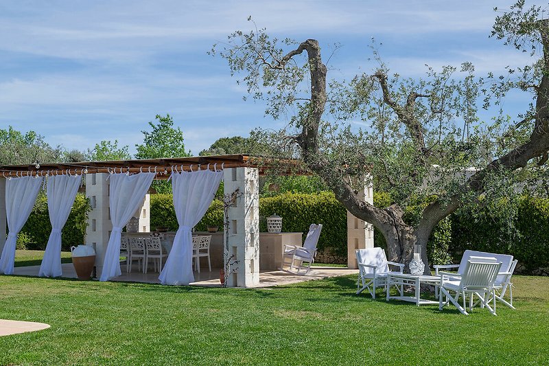 Trulli Le Pupe - Garden with relaxation areas