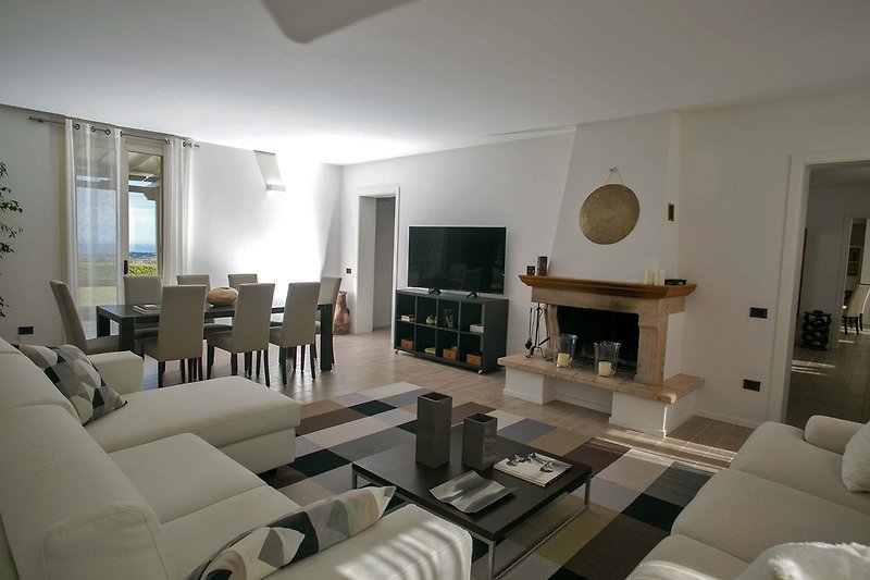 Villa Selene - Wohnzimmer mit Kamin und TV