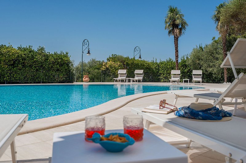 Villa Nina – Großer Poolbereich mit Sonnenliegen