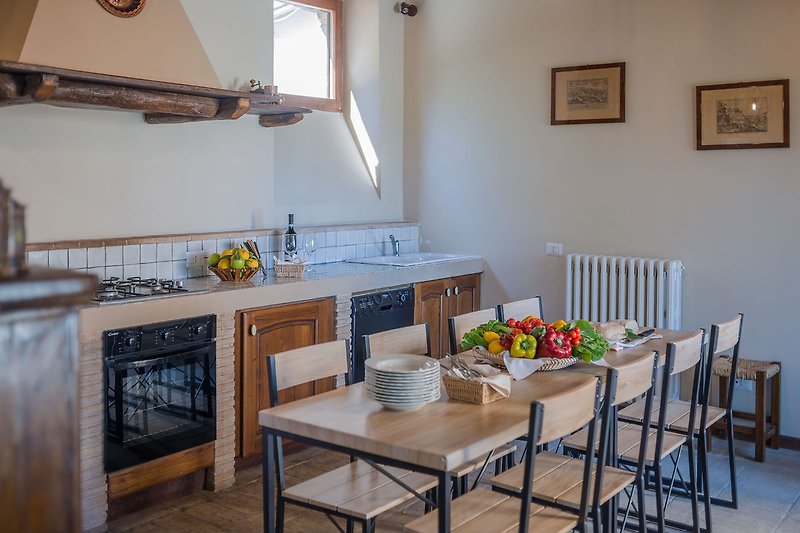 Casale Andrea – Küche mit Tisch und Stühlen