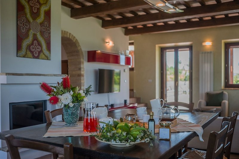Villa Greta - soggiorno con divani e tavola da pranzo