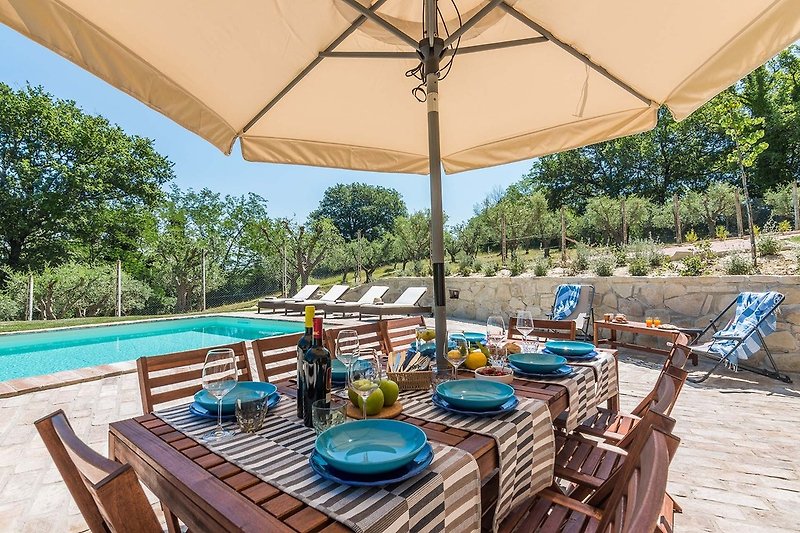 Villa Malu - Tisch und Stühle für Mahlzeiten im Freien