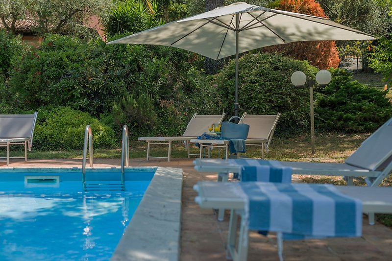 Villa Lucia – Poolbereich mit Sonnenliegen und Sonnenschirm