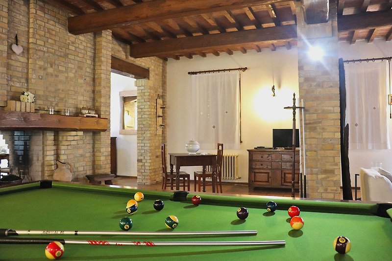 Villa Monica - Pool table in the living room
