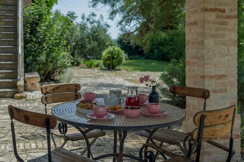 Villa Mariana - Outdoor table to enjoy relaxing breakfasts