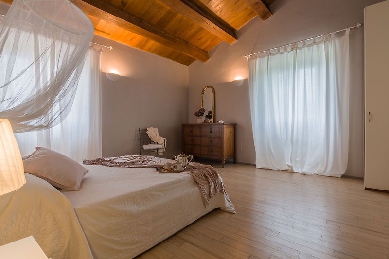 Villa Sabrina - Doppelzimmer mit Decke aus Holzbalken