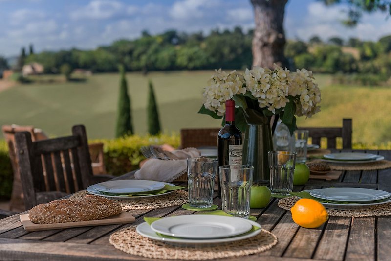 Casa Antonio - Tavolo da esterno per mangiare all'aperto con vista panoramica sulle colline circostanti