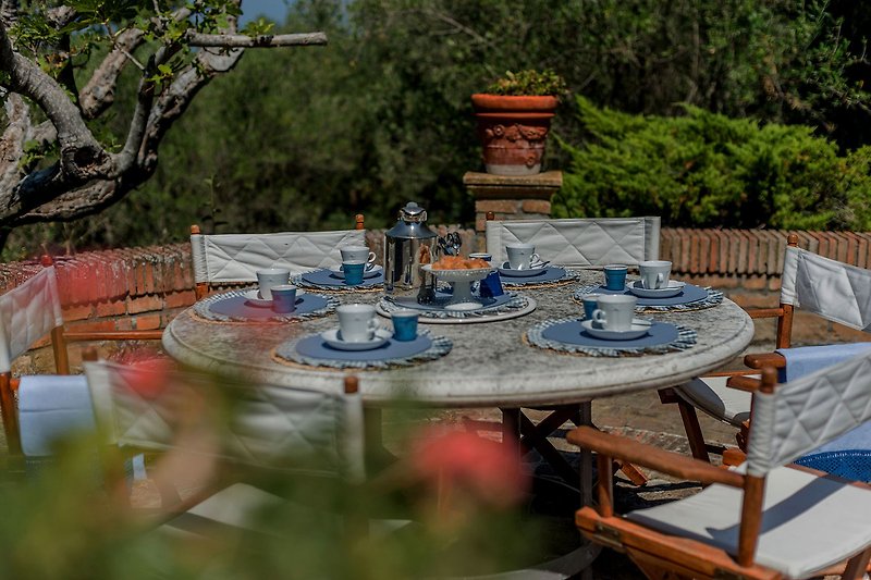 Villa Nina – Tisch im Freien, perfekt für ein Frühstück unter der Sonne