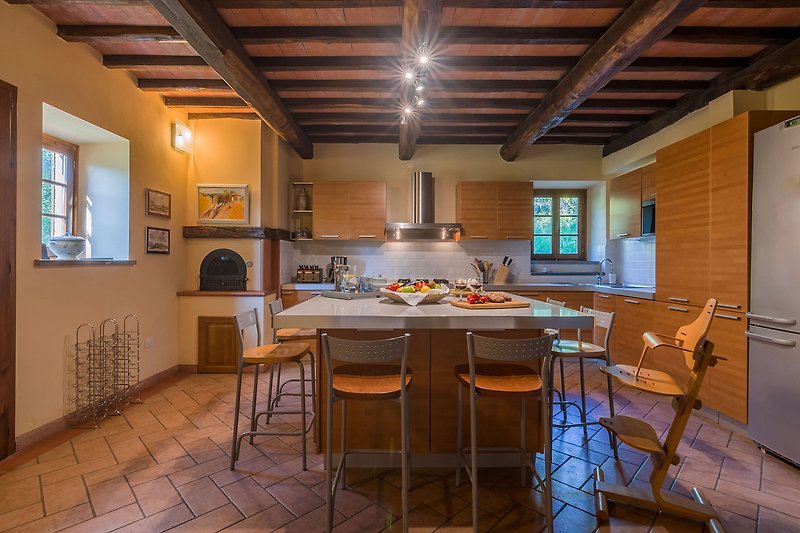 Villa Petroia – Cucina con penisola attrezzata