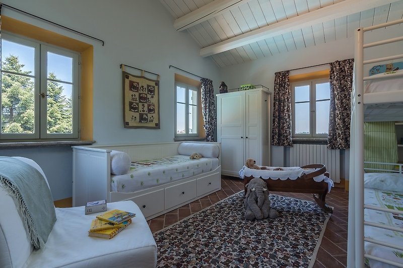 Villa La Capuccina - room for kids with three beds