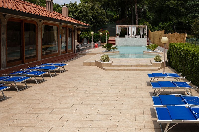 Villa Micol – Poolbereich mit Sonnenliegen