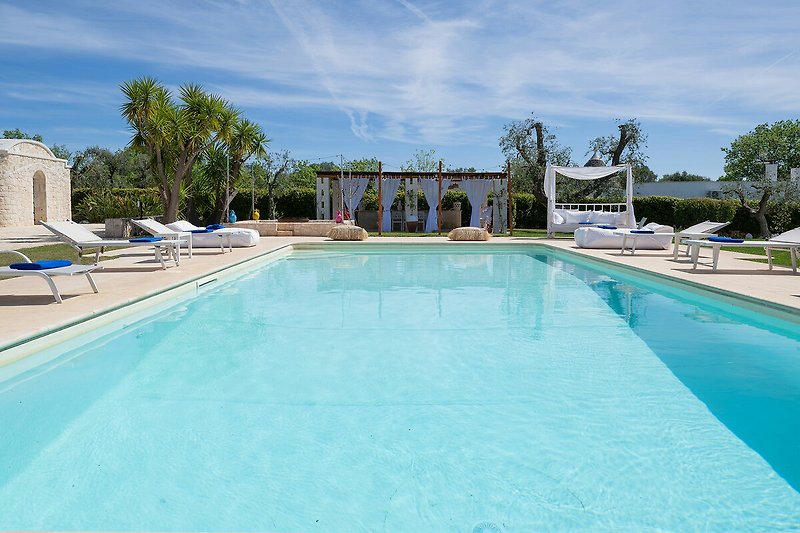 Trulli Le Pupe – Poolbereich mit Sonnenliegen ausgestattet