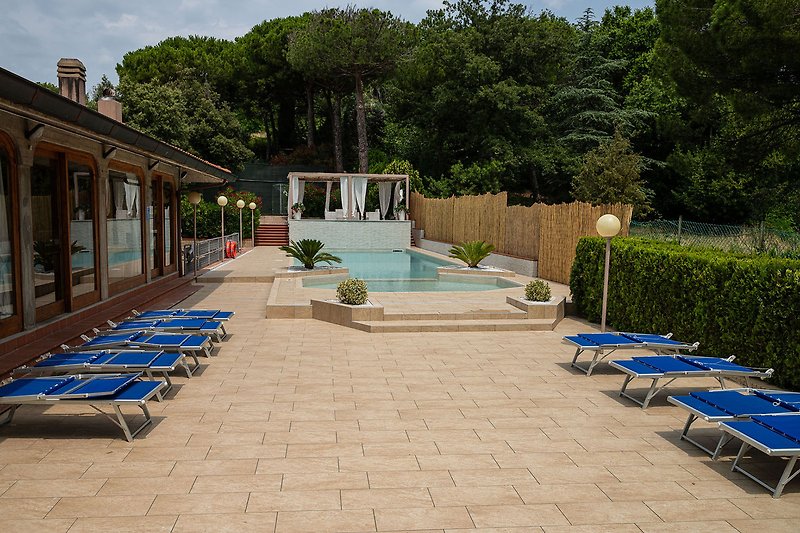 Villa Micol - Zona piscina con lettini prendisole
