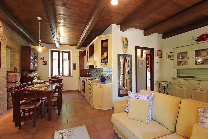 Casa Polly - View of the kitchen, dining area and sitting area with sofa