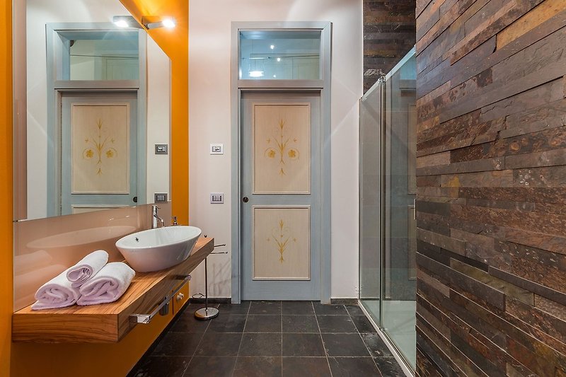 Villa Design - Badezimmer mit großer Dusche