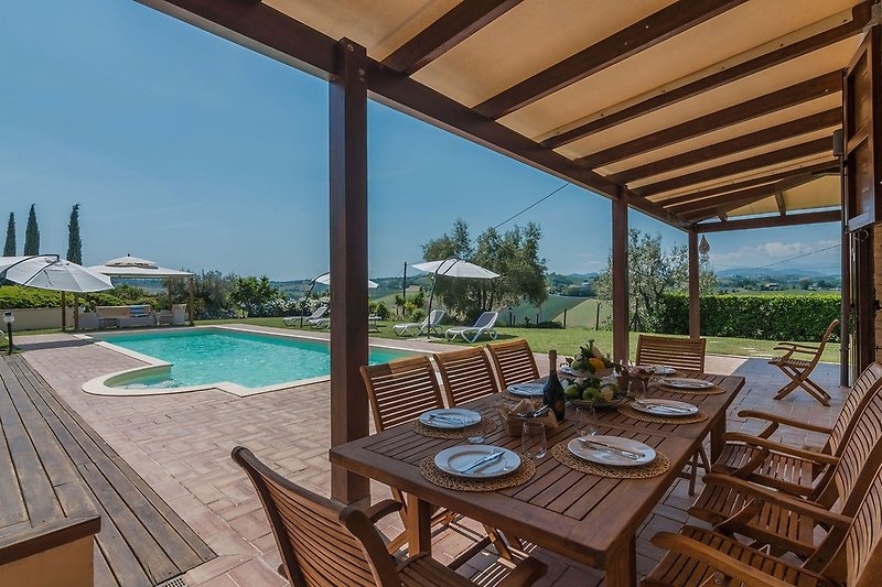 Villa Greta - magnifica veranda in area piscina attrezzata per pasti all'aperto