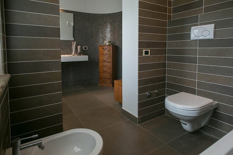 Villa Selene - Badezimmer mit Badewanne und Duschwand im ersten Stock