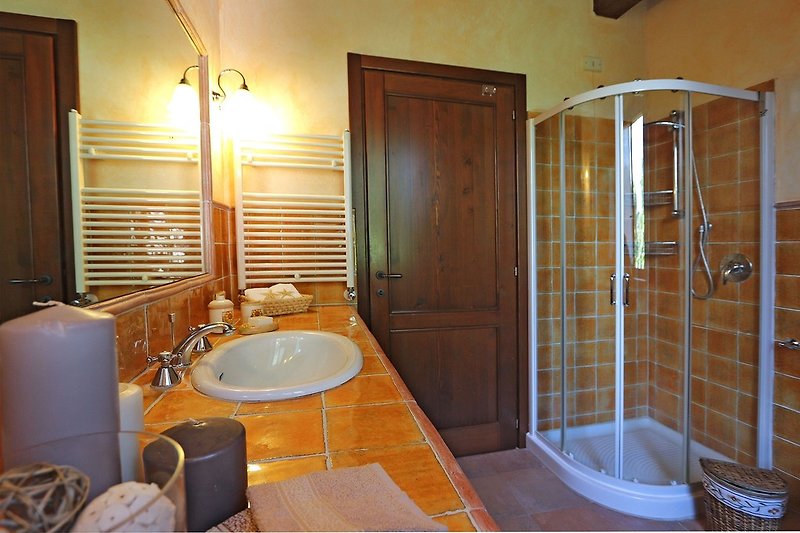 Casa Polly - Wide bathroom with shower