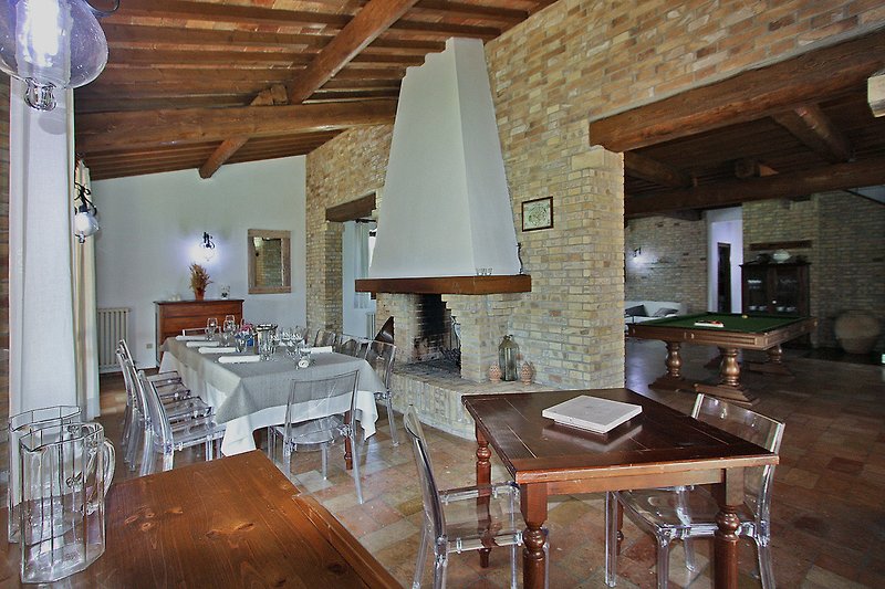 Villa Monica - Dining area and living room