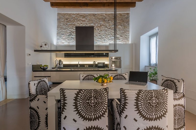 Villa Sabrina - moderne Küche mit Esszimmer
