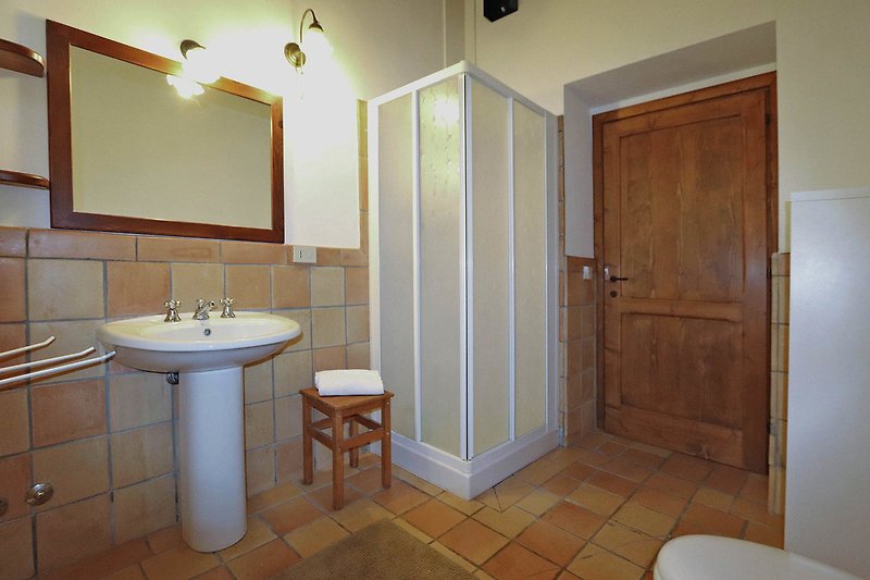 Casa Rossa - Badezimmer mit Dusche im Erdgeschoss