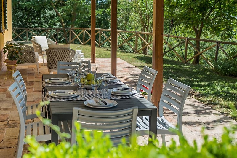 Villa Design - Veranda mit Tischen, Stühlen und Sitzecke