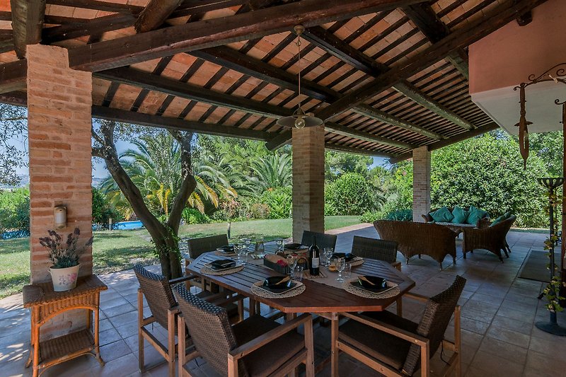 Villa Lucia – Veranda zum Essen im Freien