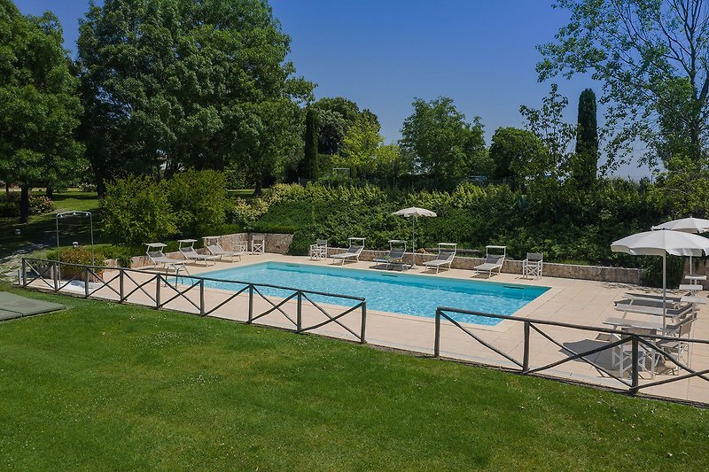 Villa Il Fiore e la Farfalla – Ausgestatteter Poolbereich