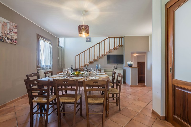 Villa Candelara – Wohnzimmer mit Esstisch
