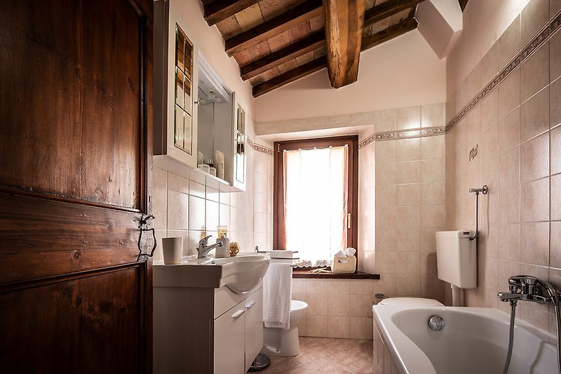 Villa Amata-Badezimmer mit Badewanne