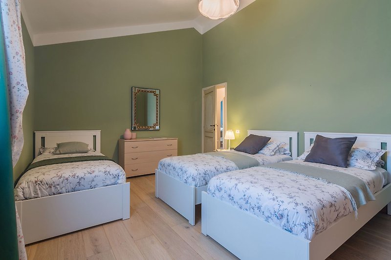 Villa Alis - Bedroom with three single beds