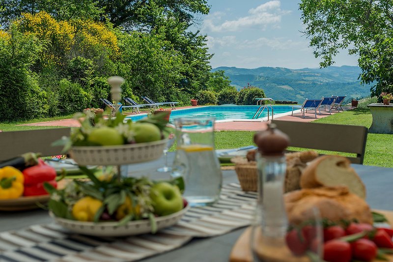 Villa Petroia – Tisch im Freien für Mittag- und Abendessen