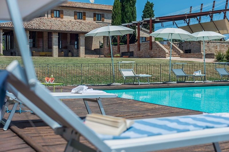 Villa Monica - Pool with sunbeds and umbrellas