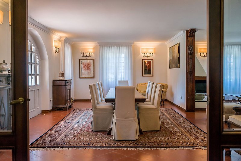 Villa Nina – Großer Wohnbereich mit Tisch und Stühlen