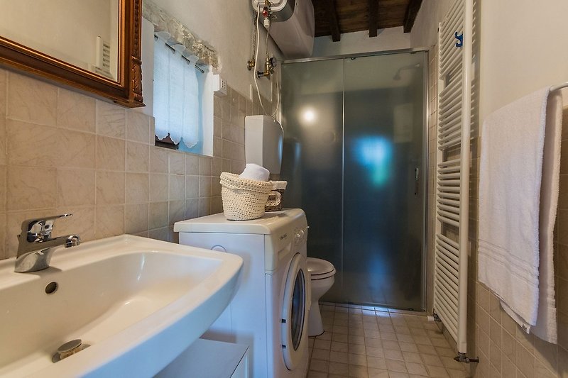 Villa la Torre - Badezimmer mit Dusche und Waschmaschine