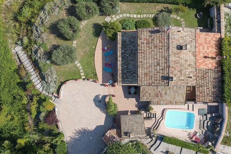 Villa Doriana - private villa with pool immersed in the green