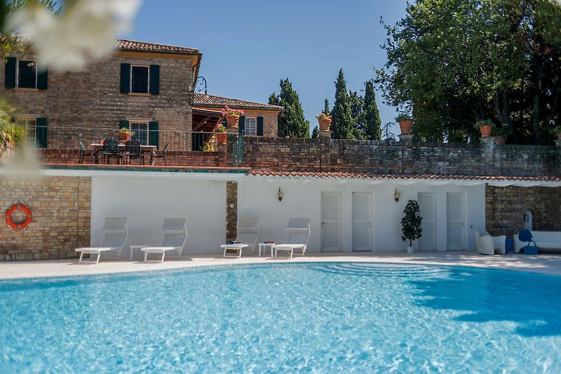 Villa Nina – Poolbereich mit Toilette und Umkleideraum